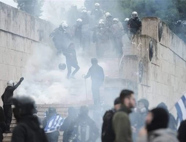Επιχείρηση «σκούπα» από τις δυνάμεις καταστολής στο Σύνταγμα: Διώχνουν τον κόσμο!